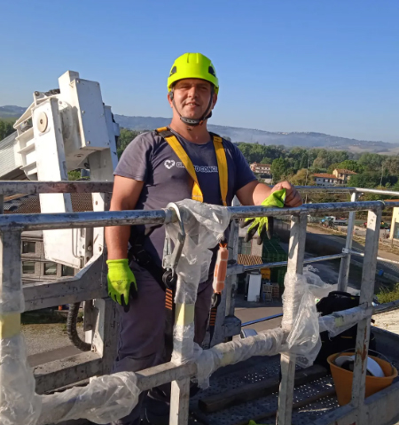 Bonifica da guano piccioni, lavori in corso