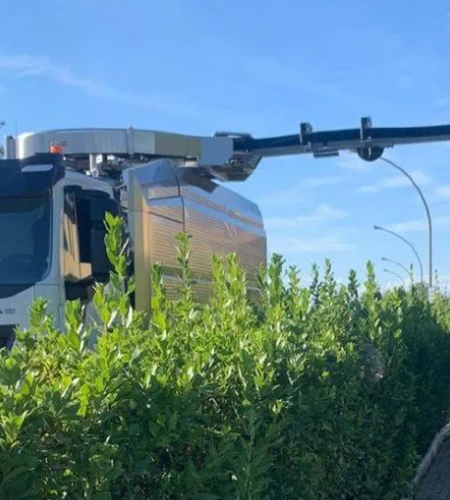 pronto intervento spurghi, mezzo con braccio lungo per lo spurgo di fognature in casa privata